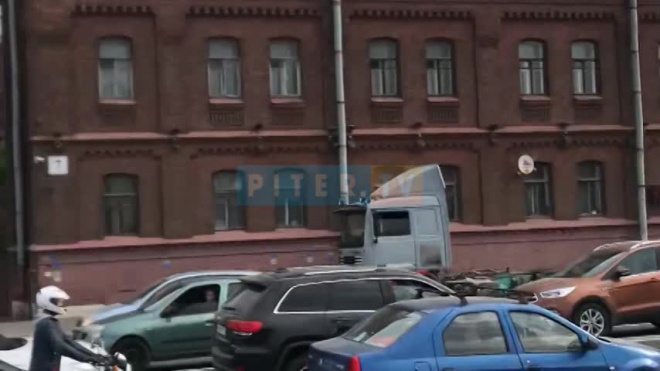 Видео: на Свердловской набережной перевернувшаяся фура создала утренние пробки