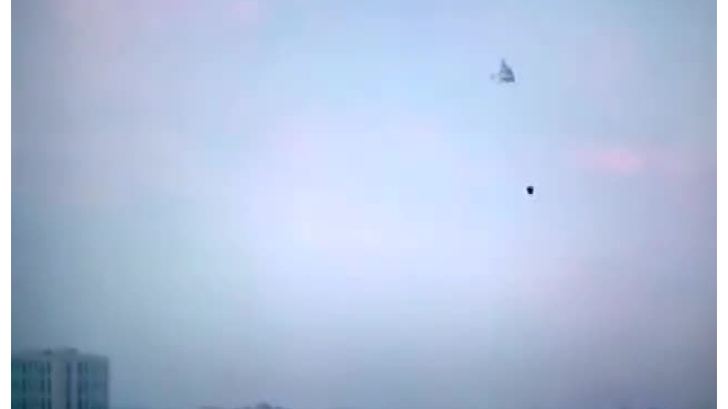 В Москве тушат пожар с вертолета (видео)