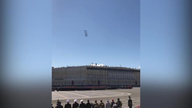 Над Дворцовой пролетели транспортные вертолеты, самолеты и истребители