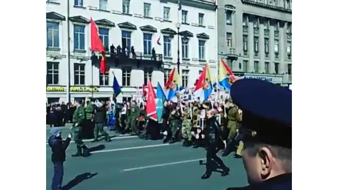 С акцией "Бессмертный полк" в Петербурге прошли тысячи человек