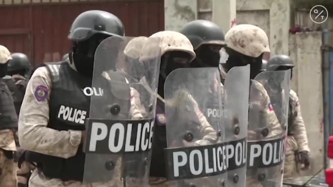 В Порт-о-Пренсе полицейские вышли на акции протеста