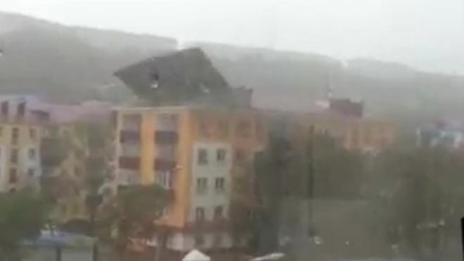 Жители Сахалина сняли на видео, как шторм сносит крышу многоэтажки