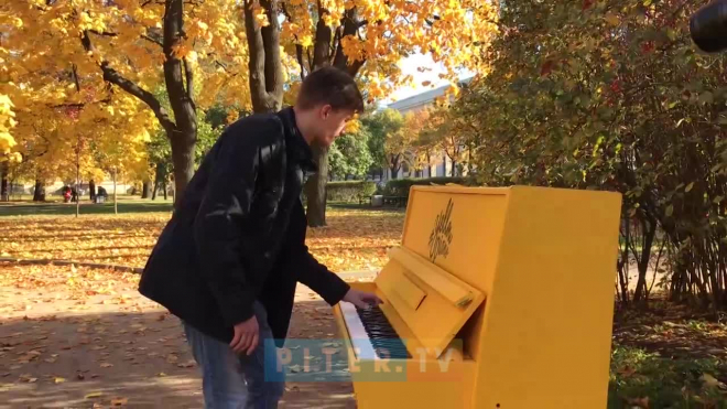 Петербуржцы продолжают радовать прохожих игрой на желтом пианино 