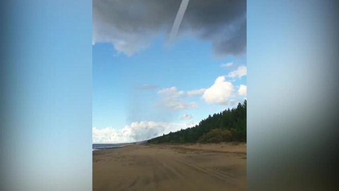 Видео: Над Нарвским заливом в Ленобласти прошел смерч