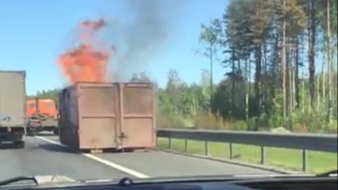 На Выборгском шоссе полыхает мусор в кузове грузовика