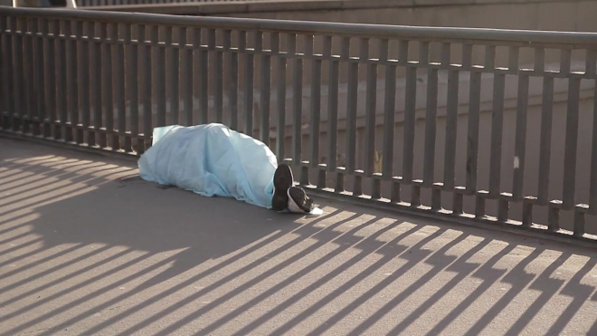 Страшная смерть на Лиговском проспекте: прохожие обходили лежавший на мосту труп