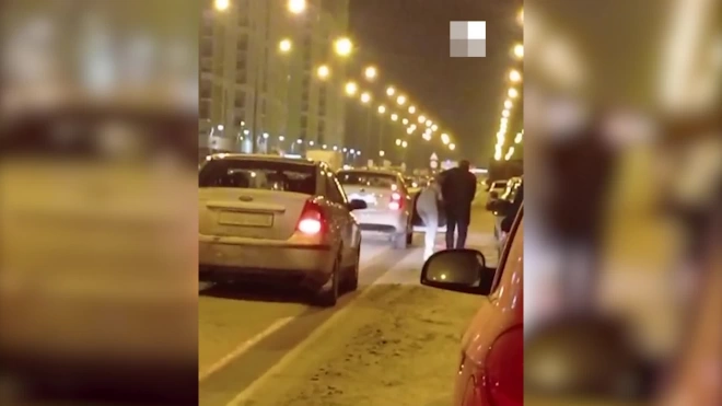 В Екатеринбурге мужчина затолкал девушку в нижнем белье в автомобиль 