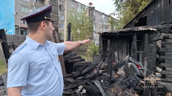 В Иркутской области участковый первым оказался возле горящего дома и спас пенсионерку