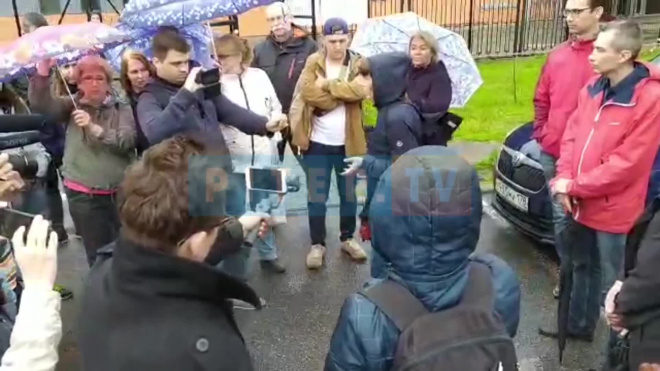 Петербуржцы под дождем провели народный сход против застройки Муринского парка