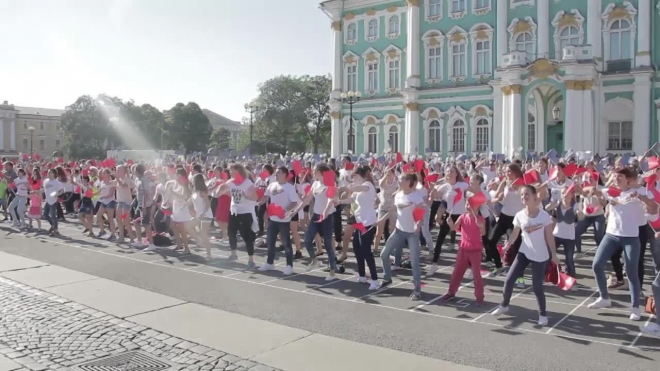 На Дворцовой площади Петербурга прошла масштабная акция “Танцуй, триколор!”