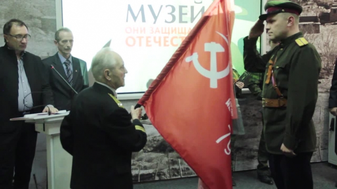 Копию Знамени Победы передали в музей ветеранов