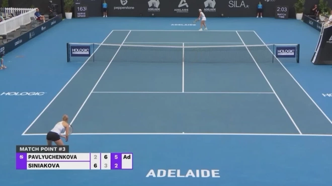 Павлюченкова вышла в четвертьфинал теннисного турнира в Аделаиде
