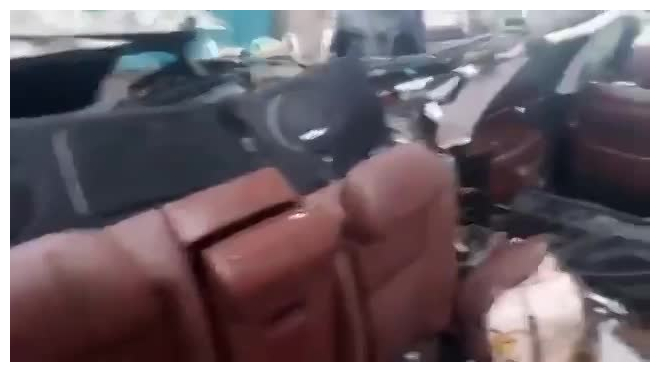 В Москве водитель пролетел сквозь железную трубу: Машина превратилась в груду железа, водитель чудом не пострадал