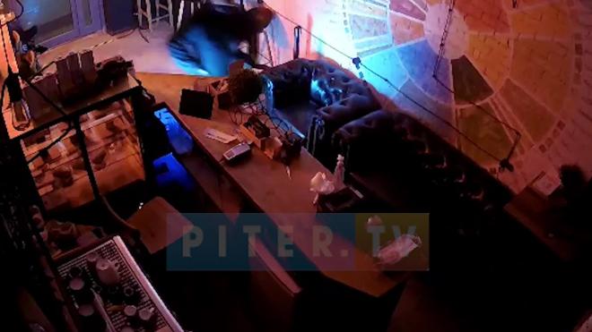 Видео: злоумышленник залез ночью в кофейню в Мурино