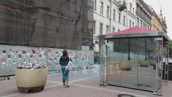 В Петербурге рядом со стеной памяти медикам смонтировали несколько летних кафе