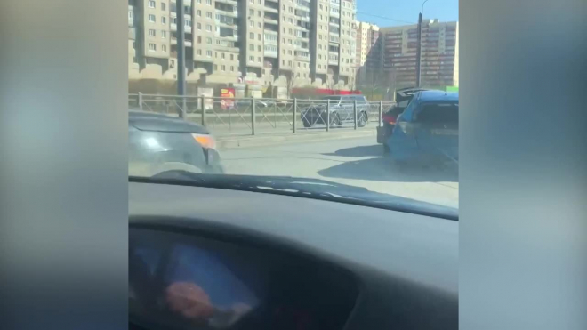 Видео: на Ленинском столкнулись три легковушки 