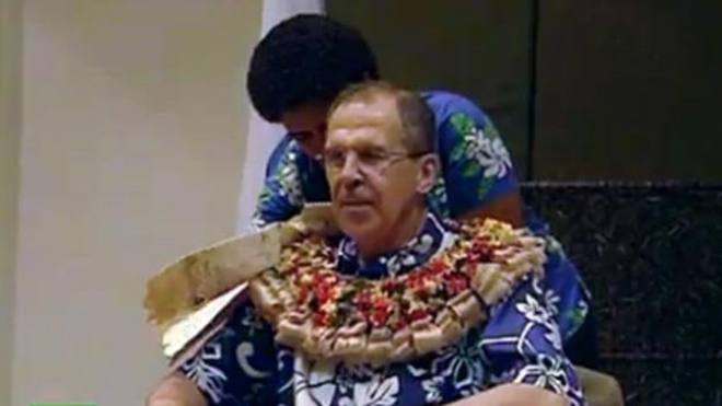 Главу МИДа РФ Лаврова на Фиджи украсили ожерельями и напоили кава-кава