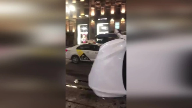 На Невском проспекте в массовом ДТП пострадали двое: видео