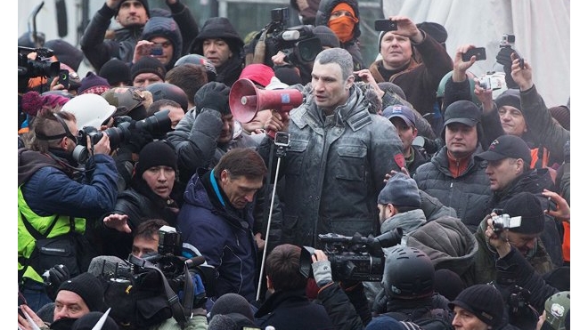 Ситуация на Украине: на Майдане празднуют победу, Крым выходит из состава страны