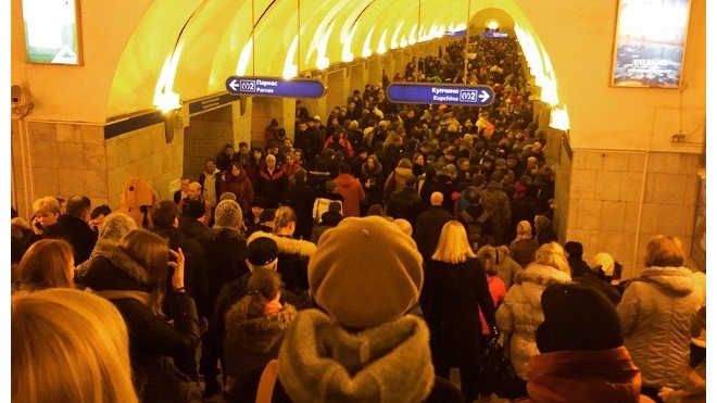 Поезда в петербургском метро не ходили из-за сломавшегося состава на станции "Озерки"