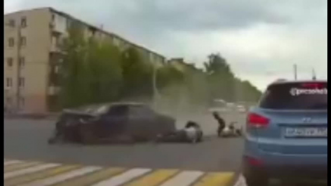 Видео момента ДТП: В Клину водитель и пассажир вылетели из машины и остались живы