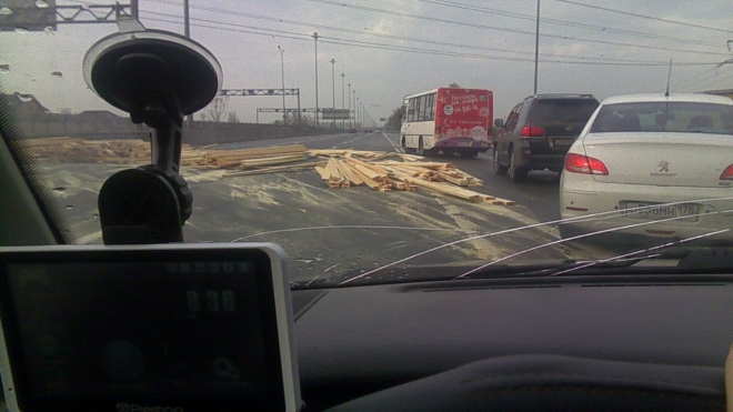 На Киевском шоссе грузовик рассыпал груз и устроил дорожный затор