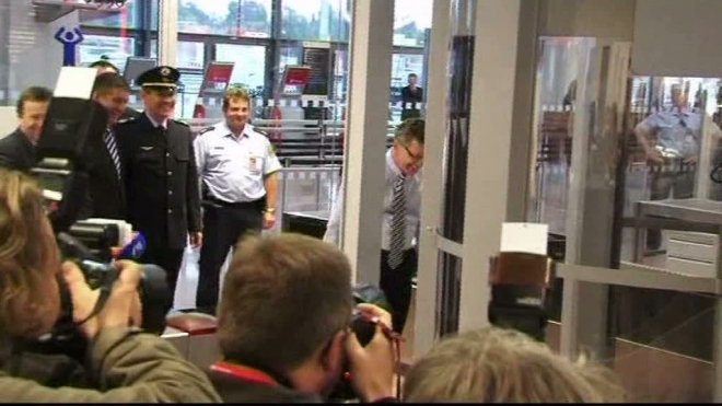Глава МВД Германии тестирует новый сканер тела в аэропорту Гамбурга