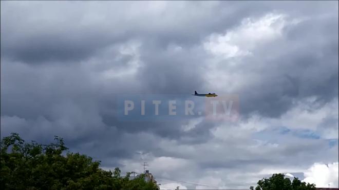 В небе над Петербургом заметили пролетающие истребители