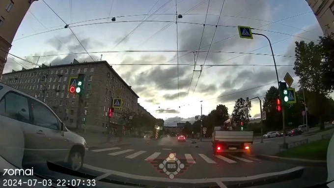 Жесткая авария с мотоциклистом случилась на проспекте Стачек 