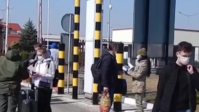 Украинцы выстроились в очередь на границе с Польшей перед ее закрытием