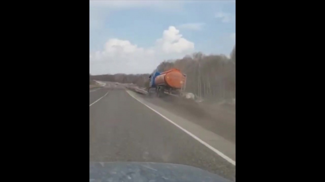 Видео: на трассе в Хабаровске перевернулся бензовоз, водитель погиб