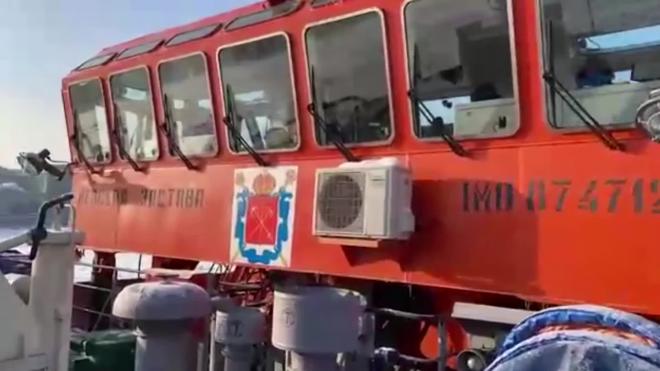 Ледокол "Невская застава" предотвращает затопление берегов и выход людей на лед