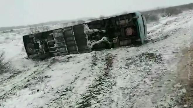 В Астраханской области опрокинулся автобус с работниками завода