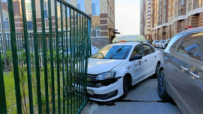 В Кудрово такси снесло забор детского сада