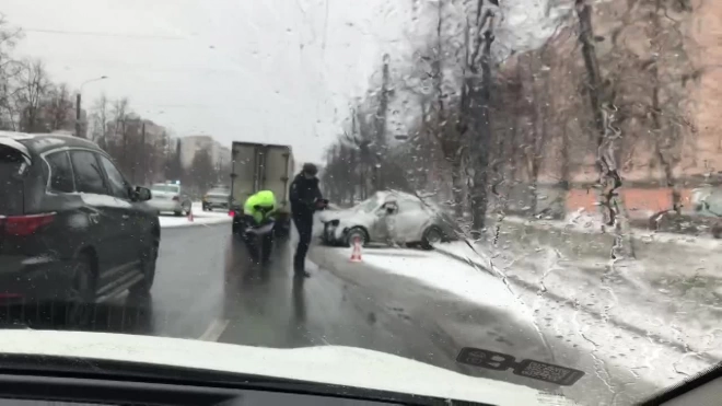 В аварии на пересечении Ключевой и Пискаревского серьезно пострадал мужчина