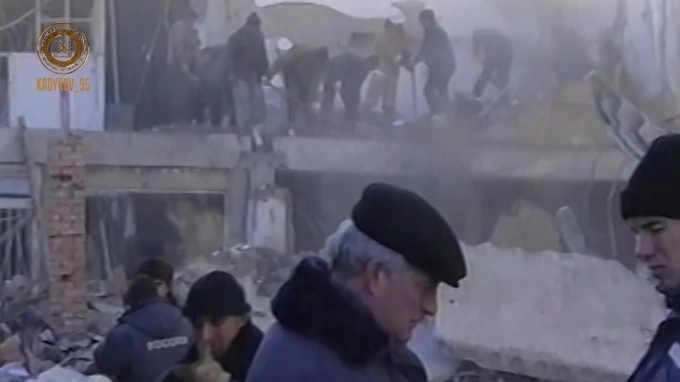 Кадыров про теракт в москве. Теракт 27 декабря 2002 Грозный. Теракт у дома правительства в Грозном. Взрыв правительства в Грозном 27 декабря 2002 года. Взрыв у дома правительства Чечни.