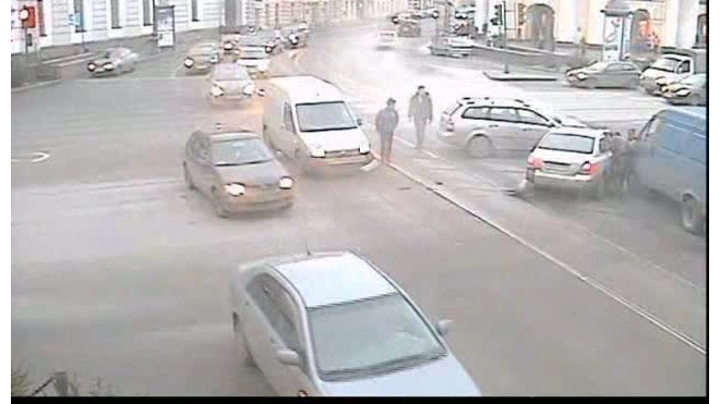 Гонщик на "Hyundai" атаковал на Невском сразу три машины  