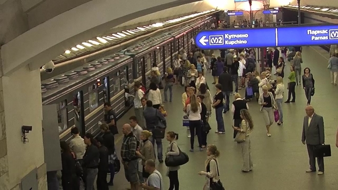Милонов разрешил блогерам фотографировать в метро