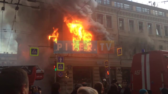 Самое пекло: появилось свежее видео с пожара на Петроградке