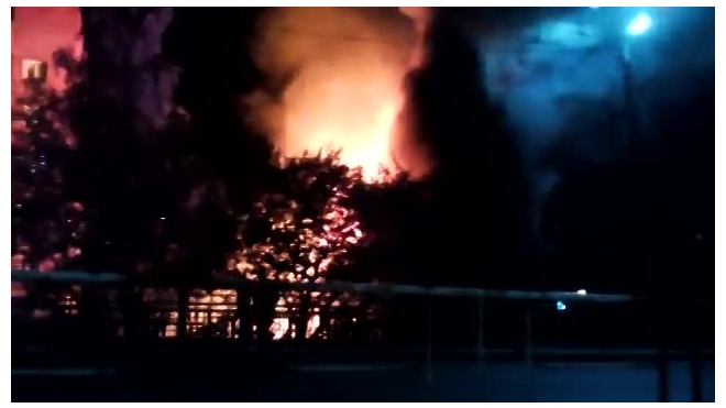 Пожар уничтожил «Шаверму» рядом со станцией метро Политехническая