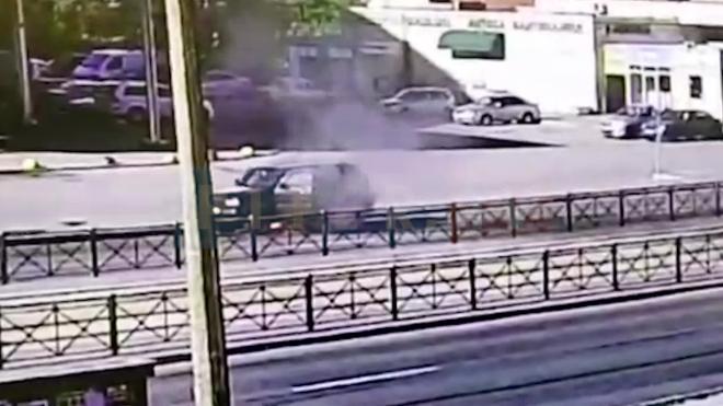 Автомобиль на Стачек загорелся и попал на видео