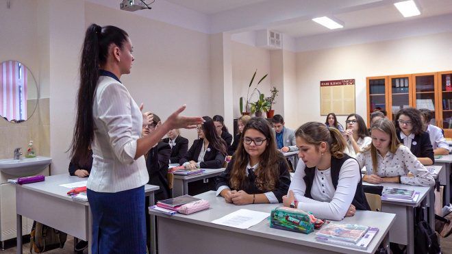 В Петербурге работает лучший учитель истории в России. Она обучает детей с помощью монет