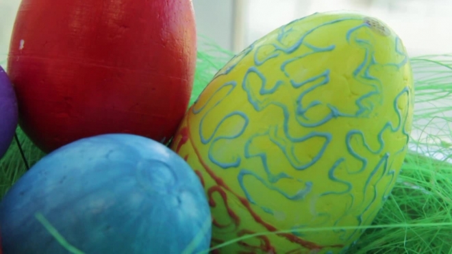 Как красить яйца на Пасху луковой шелухой и зеленкой с рисунком и другими натуральными красителями