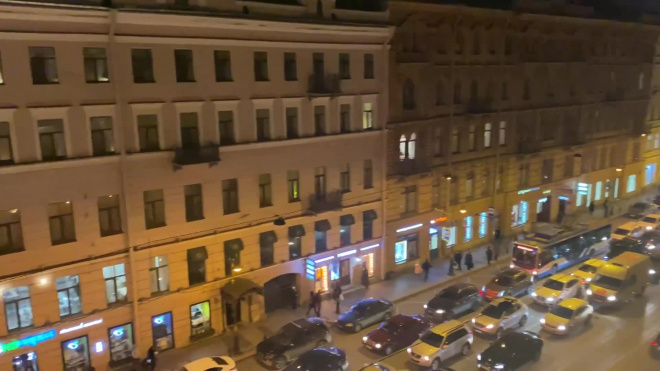 Видео: из-за неработающего светофора на Невском образовалась пробка 