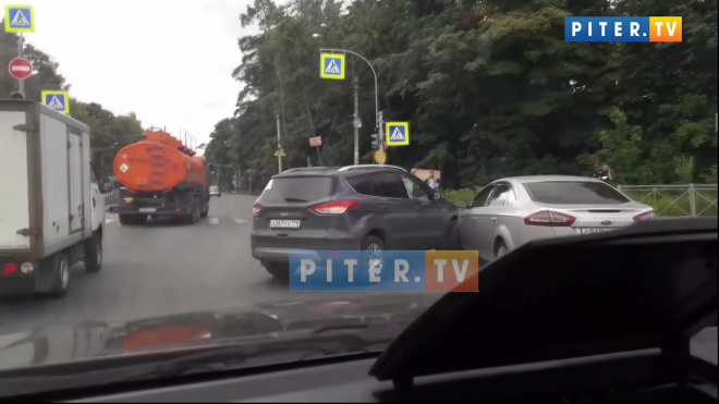 Видео: ДТП в поселке Песочный мешает проехать через перекресток