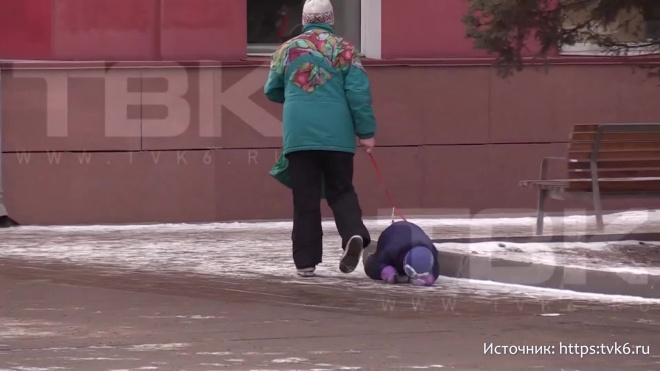 Пожилая россиянка привязала плачущего ребенка к поводку и потащила по асфальту