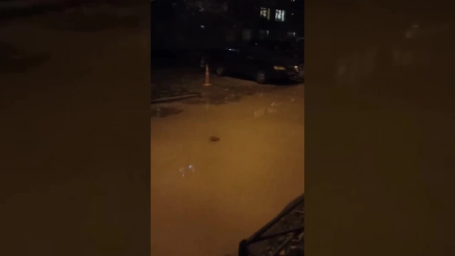 В воскресенье вечером на Белгородской улице прорвало трубу