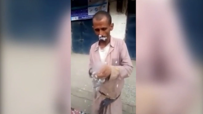 В Йемене мужчина съел сырого голубя вместе с перьями