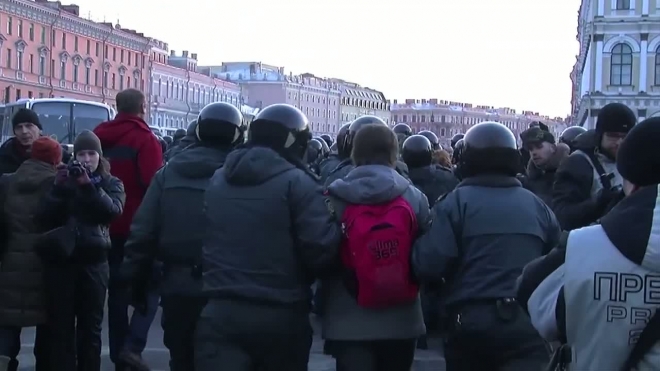 Полицейские загнали демонстранта под автобус