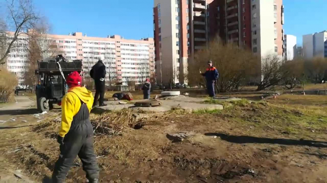Тяжелый случай: петербургские бомжи защищают свой мусор от коммунальных служб
